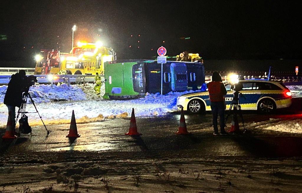 Wypadek busa na autostradzie A11 w Niemczech