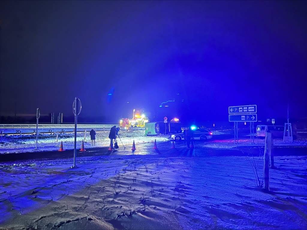Wypadek busa na autostradzie A11 w Niemczech