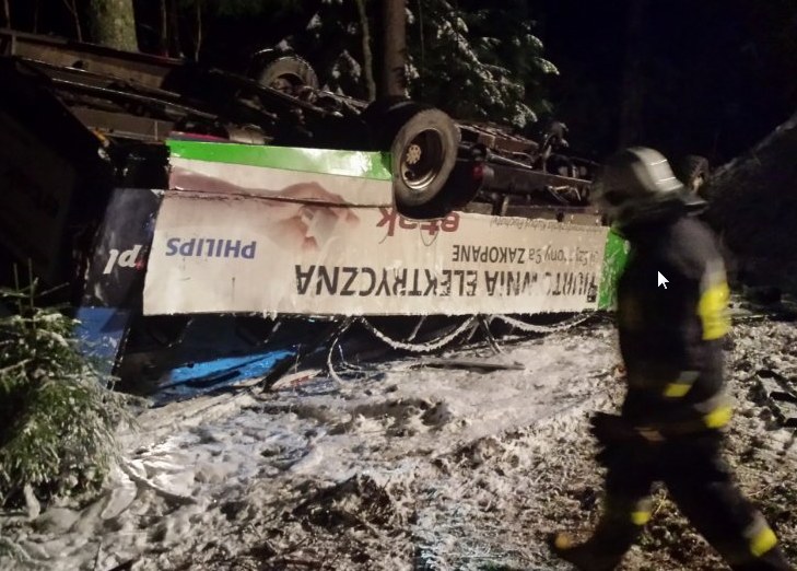 Wypadek busa na drodze z Łysej Polany do Zakopanego /Informacja prasowa