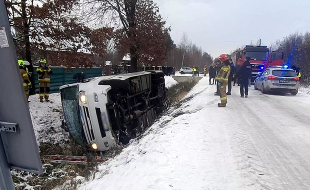 Wypadek busa w Grochowem. Czworo dzieci lekko rannych