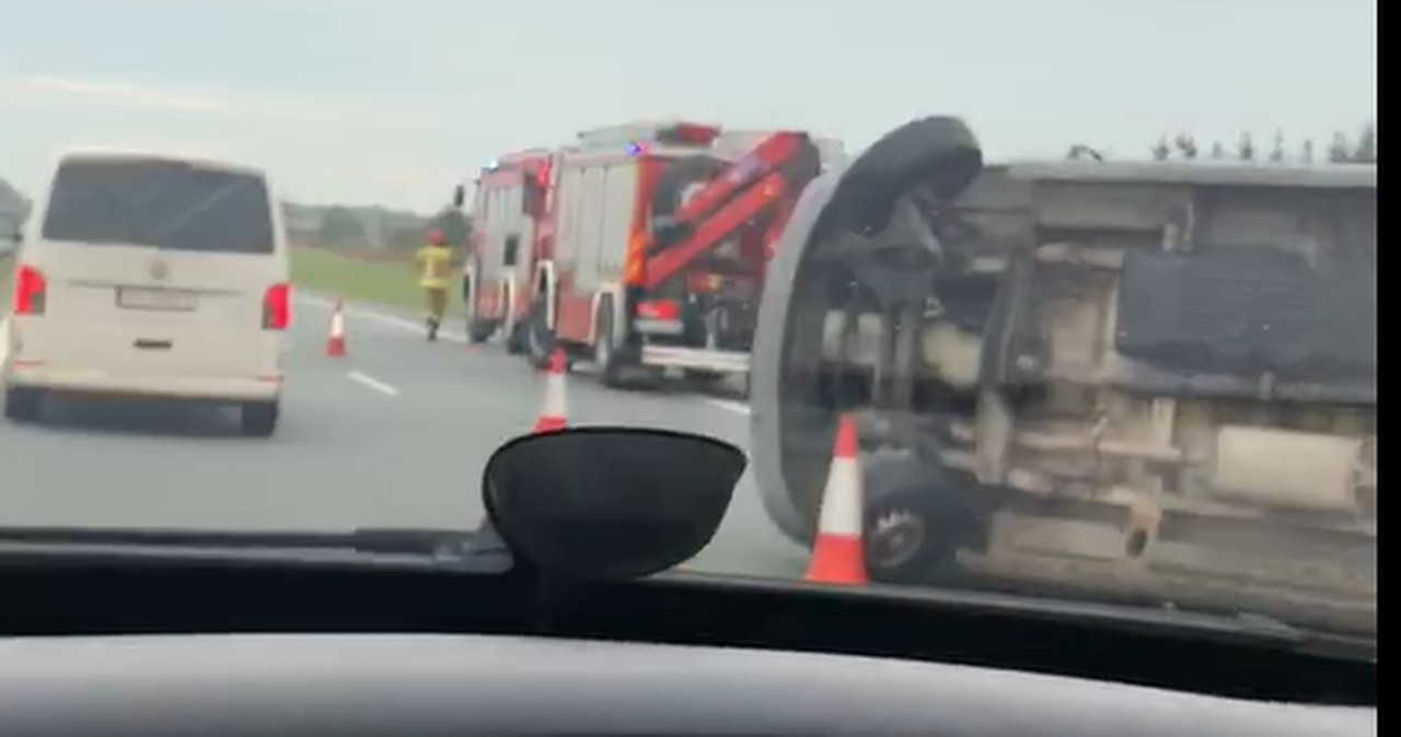 Wypadek busa z migrantami na A2. 16 osób rannych