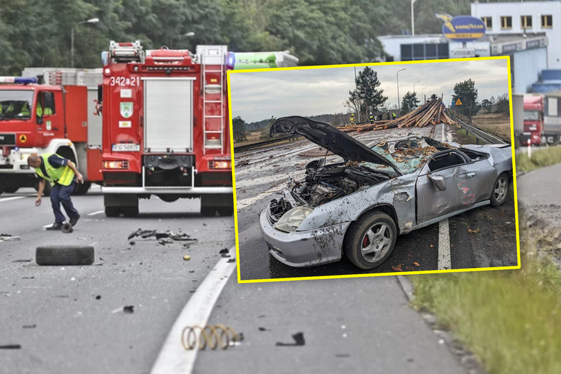 Wypadek ciężarówki. Bale drewna wypadły na drogę/fot. Reporter, Piotr Jędzura / OSP /