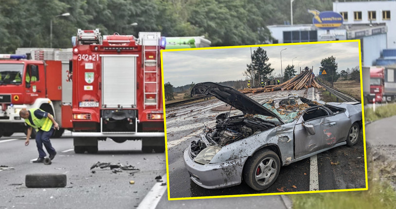 Wypadek ciężarówki. Bale drewna wypadły na drogę/fot. Reporter, Piotr Jędzura / OSP /