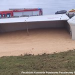 Wypadek ciężarówki koło Pułtuska. Na pole wysypało się zboże