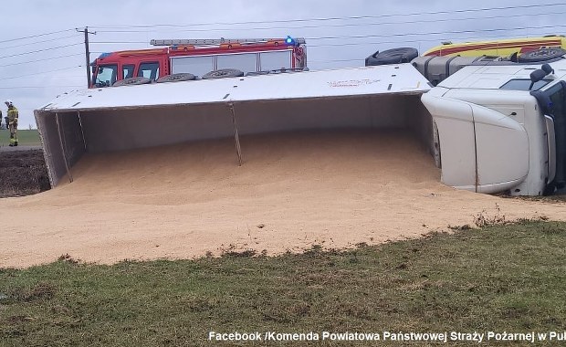 Wypadek ciężarówki koło Pułtuska. Na pole wysypało się zboże