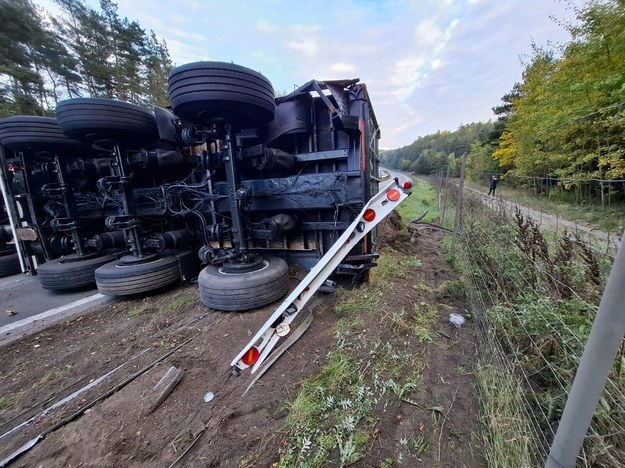 Wypadek ciężarówki na obwodnicy Trójmiasta /KM PSP Gdynia /PAP