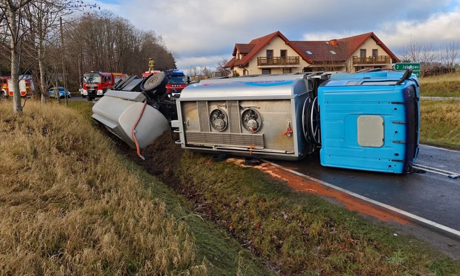 Wypadek ciężarówki z cysternami w Nowym Probarku /KP PSP Mrągowo /