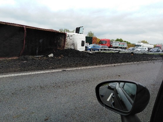 Wypadek ciężarówki z węglem na autostradzie A4 /pan Jan /Gorąca Linia RMF FM