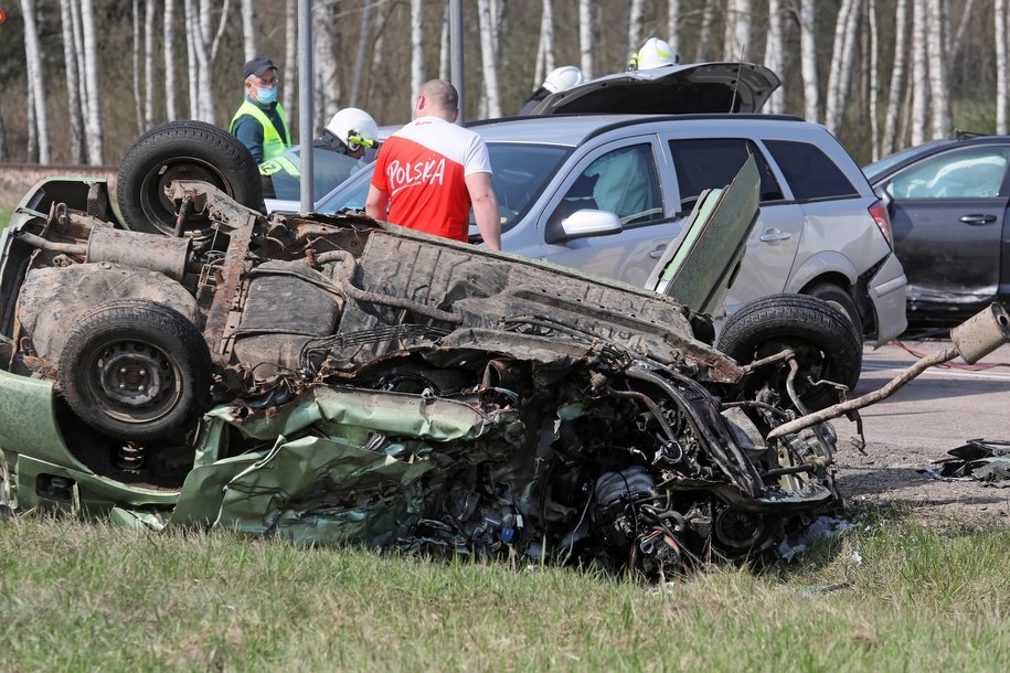 Wypadek, do którego doszło w niedzielę na DK 65 w Osowcu. Zginęła 1 osoba /Artur Reszko /PAP