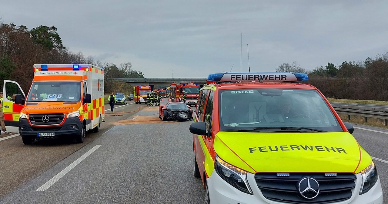 Wypadek Ferrari Enzo na autostradzie A99 w Niemczech / fot. Straż Pożarna /