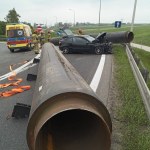wypadek Wypadek jak z filmu na polskiej drodze. Kilkutonowe rury uderzyły w Mercedesa