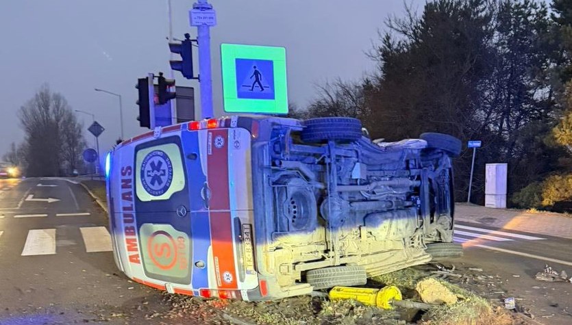 Wypadek karetki i auta osobowego. Cztery osoby w szpitalu