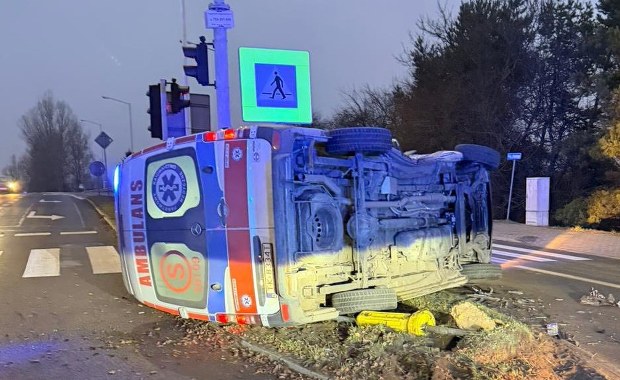 Wypadek karetki i auta osobowego. Cztery osoby w szpitalu