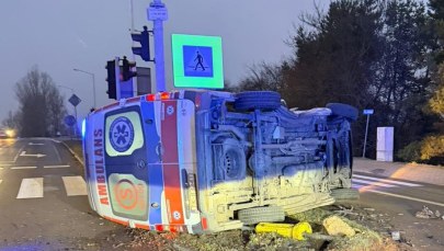 Wypadek karetki i auta osobowego. Cztery osoby w szpitalu