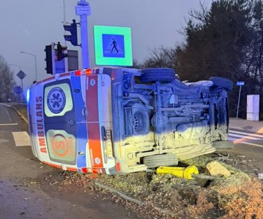 Wypadek karetki i auta osobowego. Cztery osoby w szpitalu
