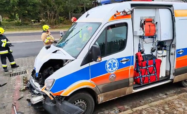 Wypadek karetki we Wręczycy Wielkiej [ZDJĘCIA]