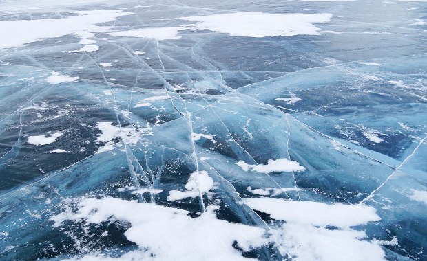 Wypadek koło Ostródy. Pod 63-latkiem załamał się lód