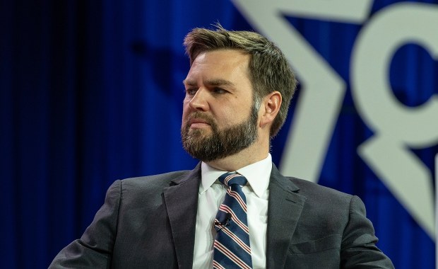 Wypadek kolumny J.D. Vance'a. Policjant walczy o życie