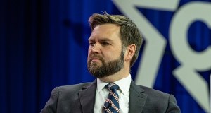 Wypadek kolumny J.D. Vance'a. Policjant walczy o życie