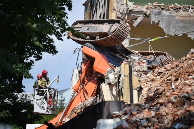 Wypadek koparki w trakcie rozbiórki budynku przy ulicy Śniadeckich w Kielcach /Piotr Polak /PAP