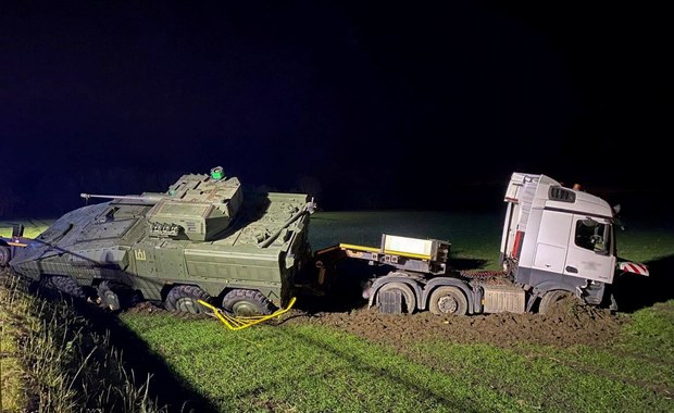 Wypadek lawety wiozącej wojskowy transporter. Dwie osoby ranne