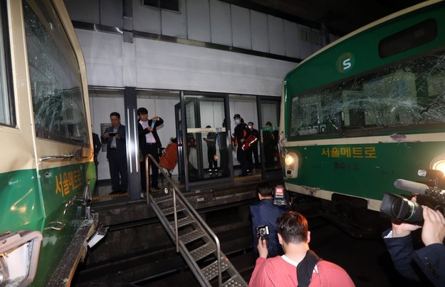 Wypadek metra w Seulu /STF /PAP/EPA