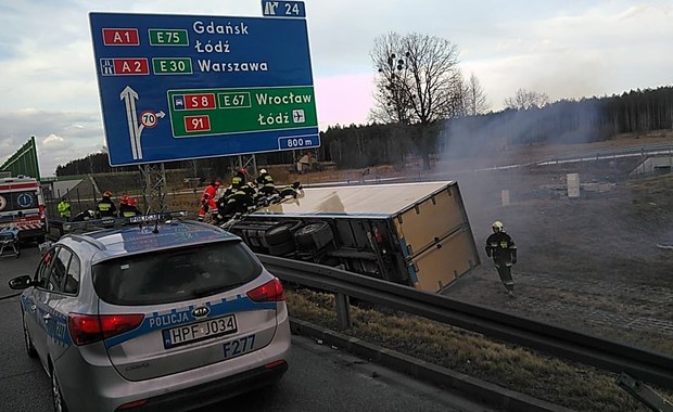 Wypadek na A1. Ciężarówka wypadła z jezdni [FILM]