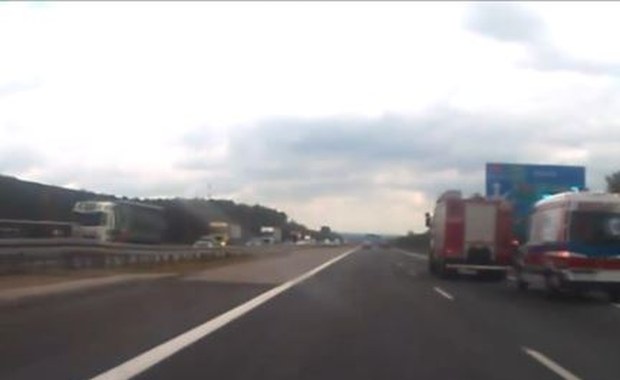 Wypadek na A4. Ciężarówka najechała na tył wojskowego autobusu