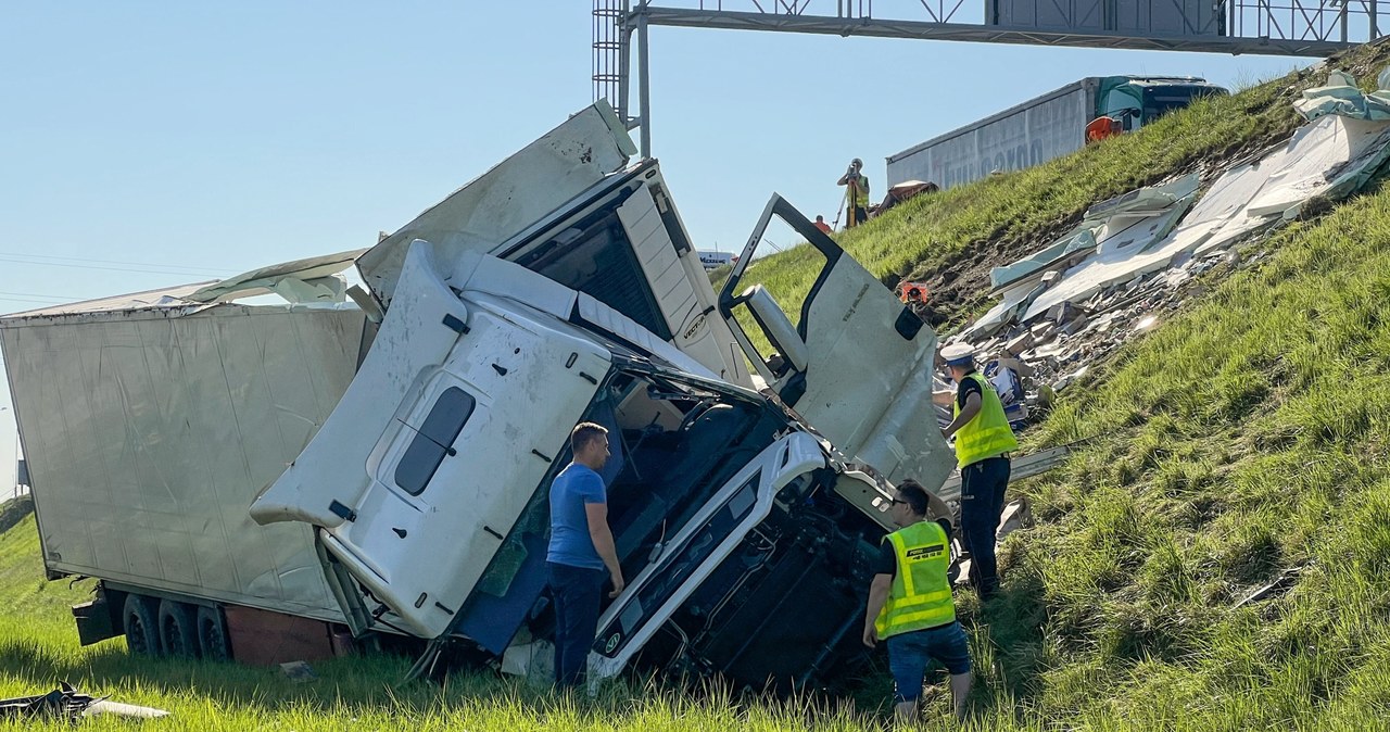 Wypadek na A4. Ciężarówka spadła ze skarpy [ZDJĘCIA]