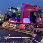 Wypadek na A4. Ciężarówka z traktorem uderzyła w bariery