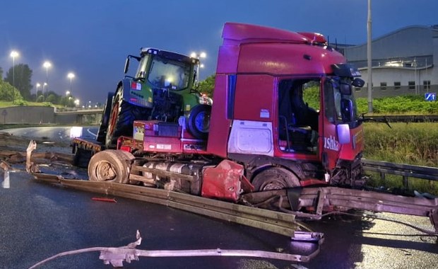 Wypadek na A4. Ciężarówka z traktorem uderzyła w bariery