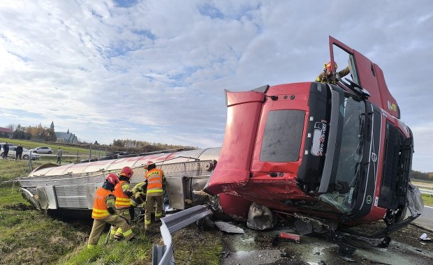 Wypadek na A4. Cysterna w rowie, droga częściowo zablokowana