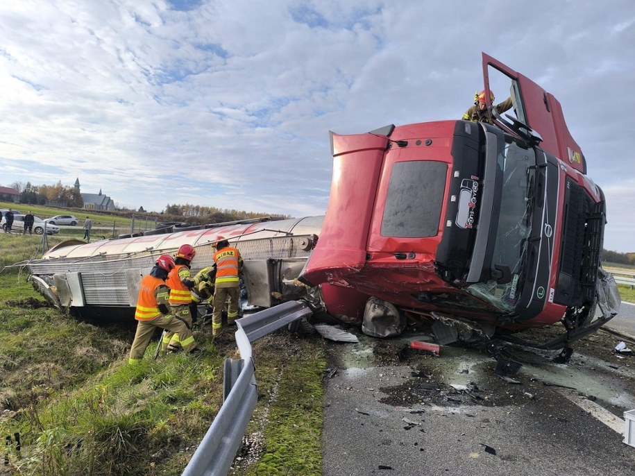 Wypadek na A4. Cysterna wpadła do rowu, fot. PSP w Tarnowie /
