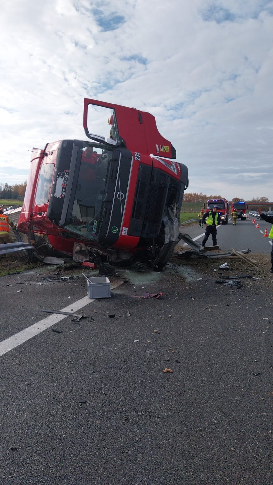 Wypadek na A4. Cysterna wpadła do rowu, fot. PSP w Tarnowie /