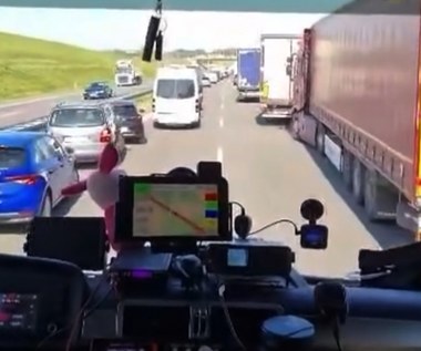 Wypadek na A4. Kierowcy nie wiedzą, jak utworzyć korytarz życia