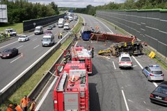 Wypadek na A4. Wywróciła się ciężarówka z koparką