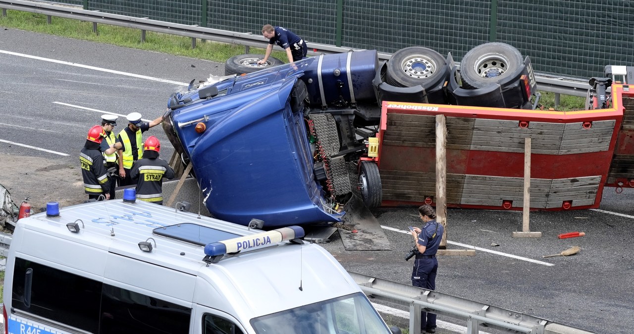 Wypadek na A4. Wywróciła się ciężarówka z koparką