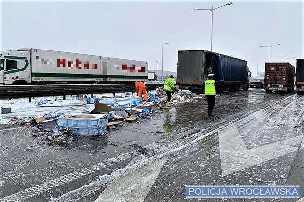Wypadek na autostradzie A4 w okolicach Wrocławia /KMP we Wrocławiu /