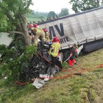 Wypadek na DK 16 koło Ostródy. Ciężarówka uderzyła w drzewo