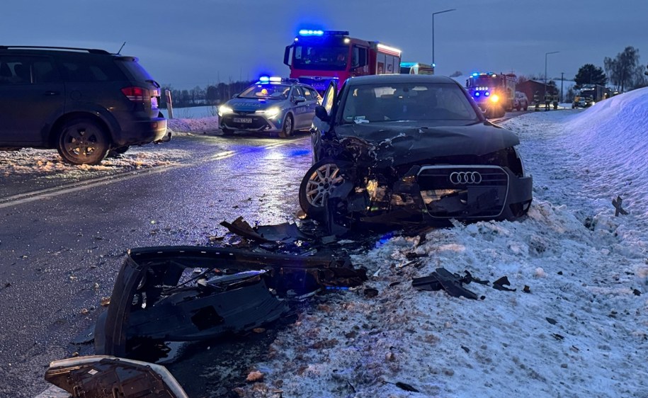 Wypadek na DK20 w Mokrzynie; zdjęcie z miejsca zdarzenia /KPP Bytów /