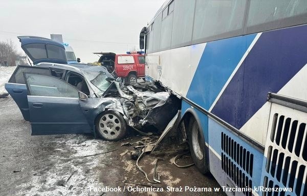 Wypadek na drodze krajowej nr 94 /Ochotnicza Straż Pożarna w Trzcianie k/Rzeszowa /