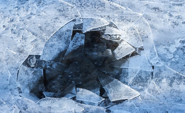 Wypadek na jeziorze. Wznowiono poszukiwania mężczyzny, pod którym załamał się lód