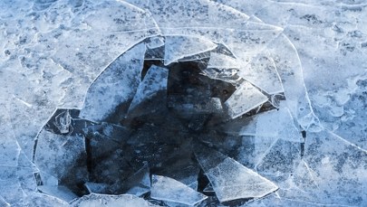 Wypadek na jeziorze. Wznowiono poszukiwania mężczyzny, pod którym załamał się lód