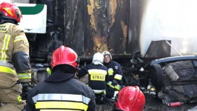 Wypadek na krajowej "10". Auto wjechało pod ciężarówkę i stanęło w ogniu