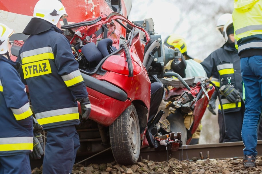 Wypadek na niestrzeżonym przejeździe kolejowym we wsi Wyszki w powiecie jarocińskim /Tomasz Wojtasik /PAP