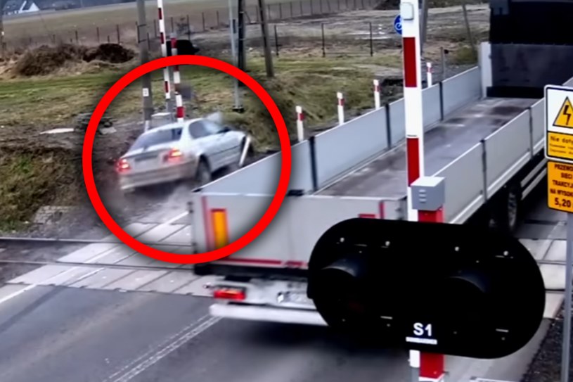 Wypadek na przejeździe kolejowym. Kierowca BMW miał dużo szczęścia / PKP Polskie Linie Kolejowe S.A. /materiały prasowe