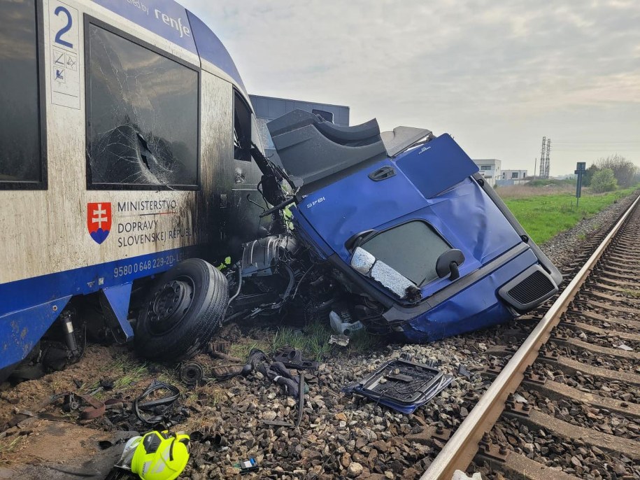 Wypadek na przejeździe kolejowym w Dunajskiej Stredzie /Hasičský a záchranný zbor