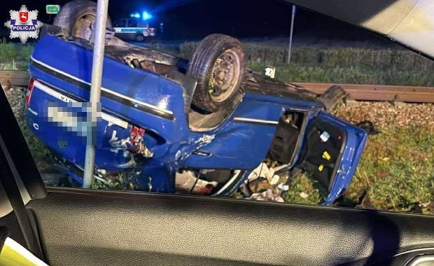 Wypadek na przejeździe kolejowym. Zignorował znak STOP i wjechał w szynobus