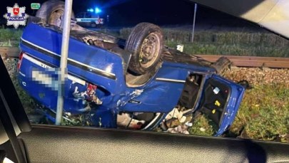 Wypadek na przejeździe kolejowym. Zignorował znak STOP i wjechał w szynobus