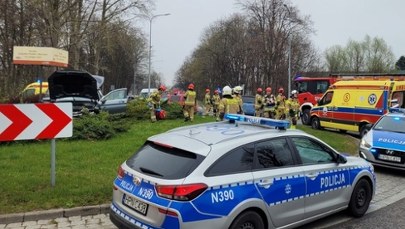 Wypadek na rondzie. 76-latek za kierownicą, dzieci wśród poszkodowanych